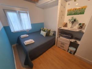 Łóżko lub łóżka w pokoju w obiekcie Habitaciones Casa Santander Playa Valdenoja