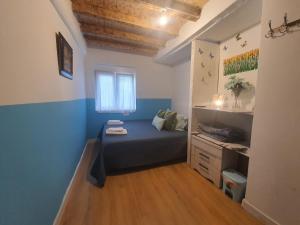 Łóżko lub łóżka w pokoju w obiekcie Habitaciones Casa Santander Playa Valdenoja