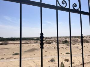 托澤爾的住宿－Dar Chamsa，享有沙漠景致的开放式窗户