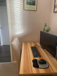 een bureau met een computermonitor en een toetsenbord en muis bij 3 Bedroom Penthouse Apartment Central Maidenhead in Maidenhead