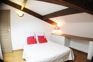 コルテにあるCasa Corteのベッドルーム1室(白いベッド1台、赤い枕2つ付)