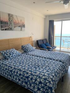 um quarto com uma cama e vista para o oceano em Apartamentos Chinasolymar em Almuñécar