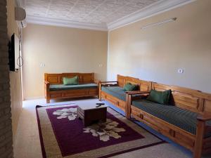 托澤爾的住宿－Dar Chamsa，客厅配有两张沙发和一张桌子