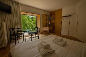 ein Schlafzimmer mit einem Bett mit Handtüchern darauf in der Unterkunft La Maison des Sources in Angoulême