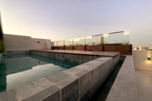 una piscina sul tetto di un edificio di Céntrico y Nuevo Dpto. en Equipe. Amá Santa Cruz! a Santa Cruz de la Sierra