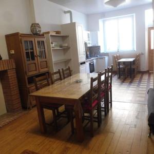 cocina con mesa de madera con sillas y comedor en Villa Wimereusienne, petite cour, en Wimereux