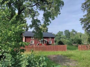 Κήπος έξω από το Lantlig idyll nära sjö i Småland