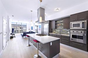 Oceanview 25th Floor Luxury Penthouse في سانتا آنا: مطبخ مع دواليب سوداء وقمة بيضاء