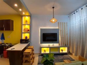 Bungoma的住宿－EnN Lovely En suite studio apartment，客厅配有平面电视和桌子。