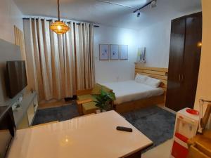 mały pokój z łóżkiem i stołem w obiekcie EnN Lovely En suite studio apartment w mieście Bungoma