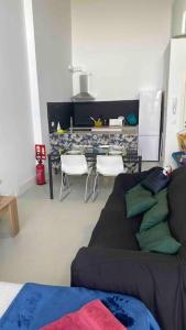 Camarma de EsteruelasにあるVistas al campoのソファとテーブルのあるリビングルーム