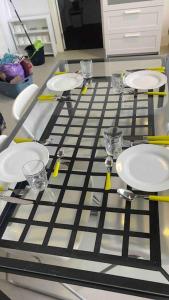 Camarma de EsteruelasにあるVistas al campoの皿とグラスが置かれた白黒のテーブル +12枚の写真