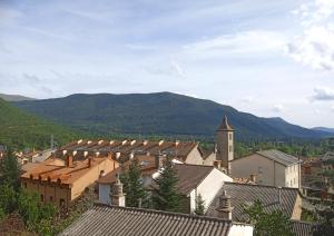 a view of a town with mountains in the background at Casa Quini in Biescas