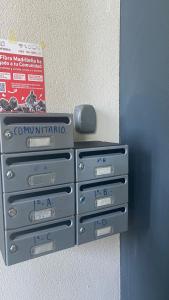 Camarma de EsteruelasにあるVistas al campoの壁に積み重ねられた4つの電子機器