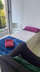 Camarma de EsteruelasにあるVistas al campoの窓際のベッドに横たわる女