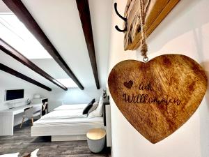 ein Herz hängt an einer Wand in einem Schlafzimmer in der Unterkunft AlpenOase - Schliersee in Schliersee