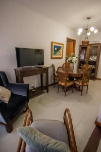a living room with a tv and a table and chairs at Exclusivo Apto Calle Principal in Salto
