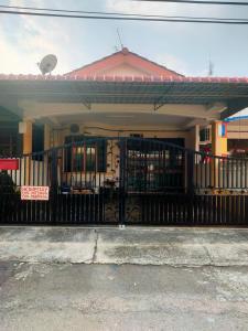 um portão preto em frente a um edifício em Homestay Tmn Pelangi Jaya 1 kluang free wifi em Keluang