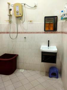 A bathroom at Homestay Tmn Pelangi Jaya 1 kluang free wifi