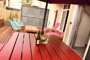 - une bouteille de vin assise sur une table sur une terrasse dans l'établissement kerloch gwen, à Combrit