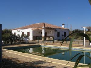 una piscina frente a una casa en Casa Rural Alameda en Posadas Córdoba, en Posadas