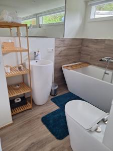 Koupelna v ubytování Chalet in Ursel + 35 fotografií