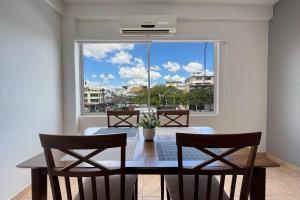 a dining room with a table and chairs and a window at Nuevo! Amplio y Acogedor in Santa Cruz de la Sierra