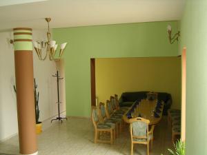 - une salle à manger avec une table et des chaises dans l'établissement Skaistažiedė, à Šiauliai
