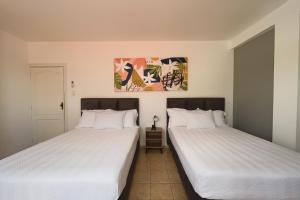 two beds sitting next to each other in a room at Nuevo! Amplio y Acogedor in Santa Cruz de la Sierra