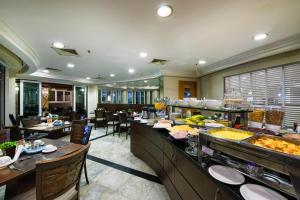 a buffet restaurant with a lot of food on display at Flat Privativo Comfort Ibirapuera in Sao Paulo