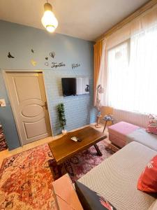 TV a/nebo společenská místnost v ubytování TAKSİM PERA House
