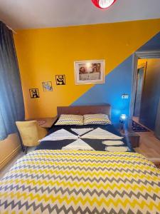 1 dormitorio con 1 cama con pared amarilla y azul en TAKSİM PERA House, en Estambul