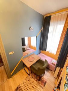 Habitación pequeña con mesa y dormitorio pequeño. en TAKSİM PERA House, en Estambul