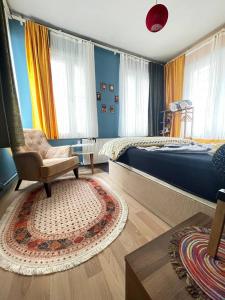 1 dormitorio con 1 cama, 1 silla y 1 alfombra en TAKSİM PERA House, en Estambul