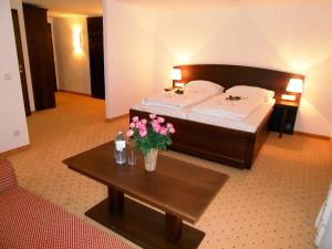 Postel nebo postele na pokoji v ubytování Hotel Gasthof Der Jägerwirt + 22 fotografií