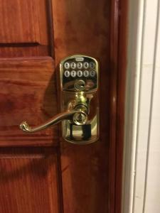 een deurknop op een houten deur met afstandsbediening bij CoHi - 102 in Washington
