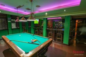 Ramada Downtown Abu Dhabi biliárdasztala