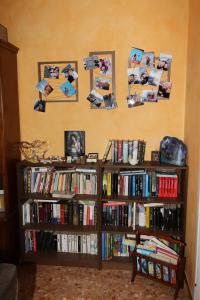 dos estanterías llenas de libros en una habitación en In Famiglia en Biella