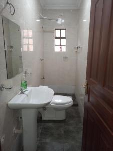 Ett badrum på Serene Modern 3 bedroom house near Mombasa Road