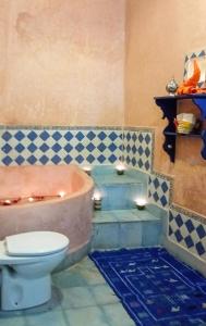 ein Badezimmer mit einem WC und einer Badewanne in der Unterkunft RIAD SULTAN Marrakech in Marrakesch