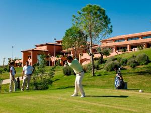 un grupo de hombres jugando al golf en Sara green house, en Sevilla