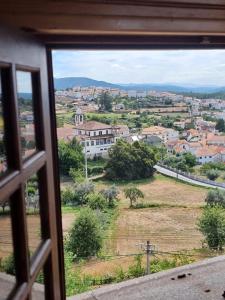 een raam met uitzicht op de stad bij Casa Na Montanha Da Neve in Seia