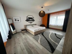 ein Schlafzimmer mit einem Bett und einem Teppich in der Unterkunft Ferienwohnung Hügelstraße in Wuppertal