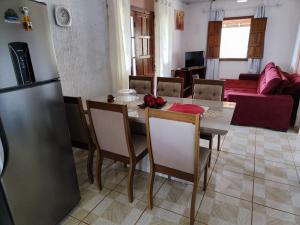 a kitchen and living room with a table and chairs at Chácara Nefer Akhet in Domingos Martins