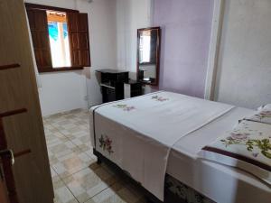 a bedroom with a bed and a mirror in it at Chácara Nefer Akhet in Domingos Martins