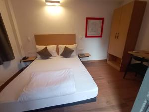 Postel nebo postele na pokoji v ubytování Hotel divine + 8 fotografií