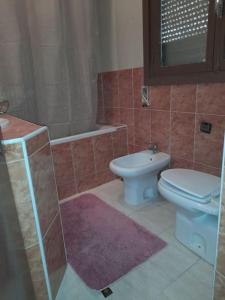 een badkamer met een toilet en een wastafel bij superbe appartement bien placé in Fès