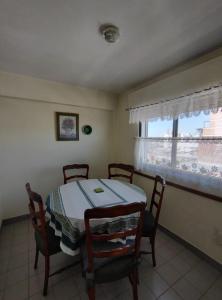 een eetkamer met een tafel en stoelen en een raam bij AMPLIO Y LUMINOSO in Concordia