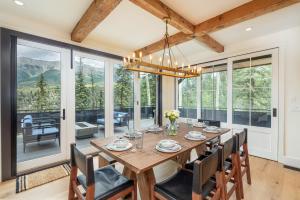 comedor con mesa de madera y sillas en Overlook House home, en Telluride