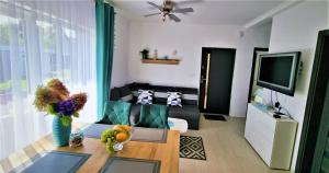 sala de estar con sofá y mesa en Apartamenty Dżemejra - Jumeirah en Darłowo